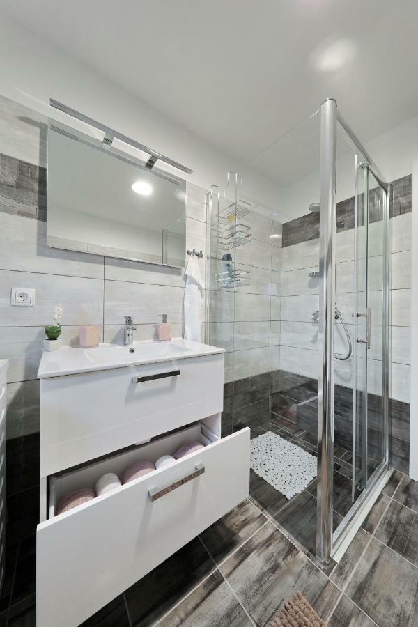 Holiday Home Hrast Debeljak Экстерьер фото
