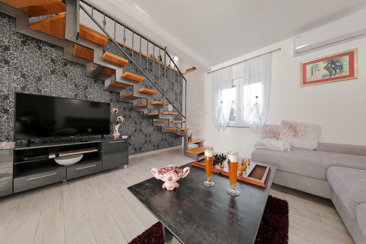Holiday Home Hrast Debeljak Экстерьер фото