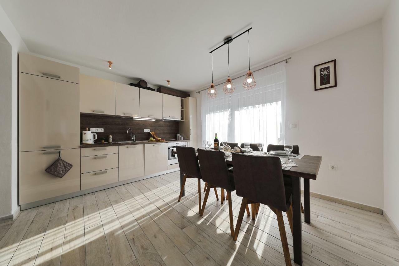 Holiday Home Hrast Debeljak Экстерьер фото