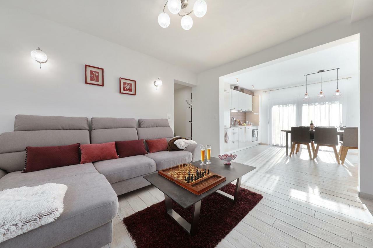Holiday Home Hrast Debeljak Экстерьер фото